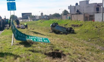 Volcadura en la México-Puebla deja 2 lesionados