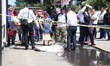 Cae abuelito de un puente 