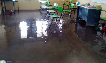 Suspenden clases en escuela inundada de Chietla