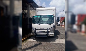  Aseguran camión con mercancía robada