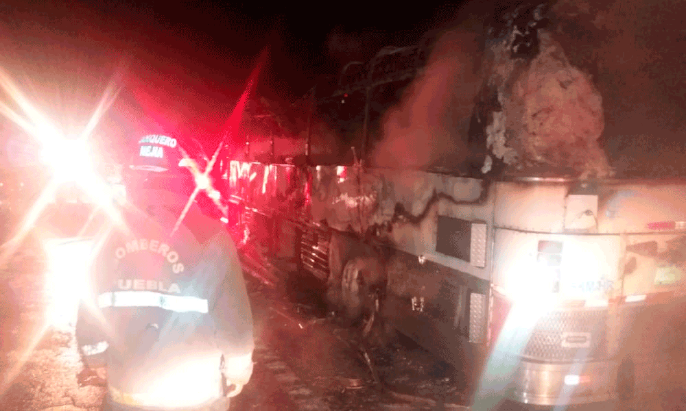Autobús de peregrinos se incendia en la México-Puebla