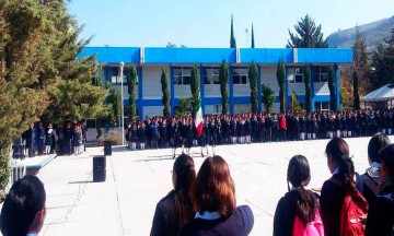 Destroza m&aacute;quina torneadora dedos de un estudiante