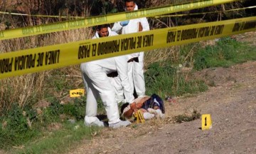Hallan cuerpo en la carretera; presunto feminicidio