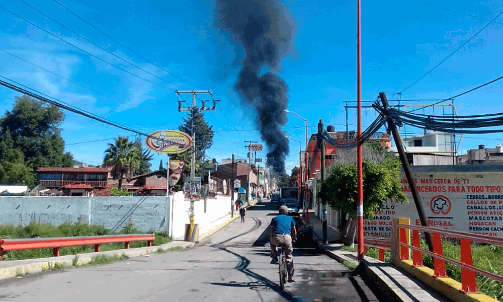 Incendian huachicoleros charco de diésel en Texmelucan