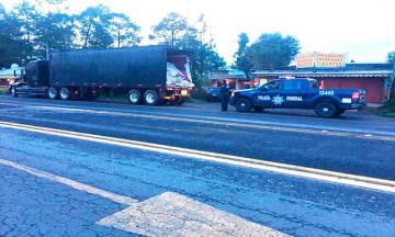 Aseguran tráiler abandonado de huachicoleros