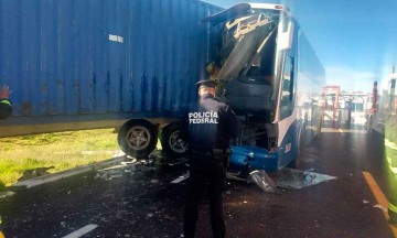 Dos muertos y m&uacute;ltiples heridos por choque en la Amozoc-Perote