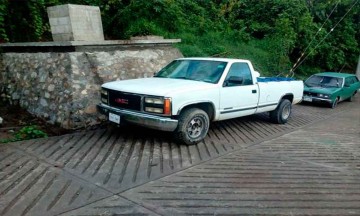 Confisca Policía camioneta abandonada con bidones