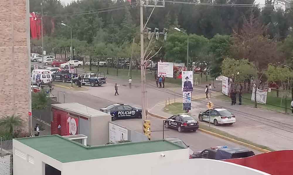 Matan a joven afuera del campus de la Ibero en Puebla