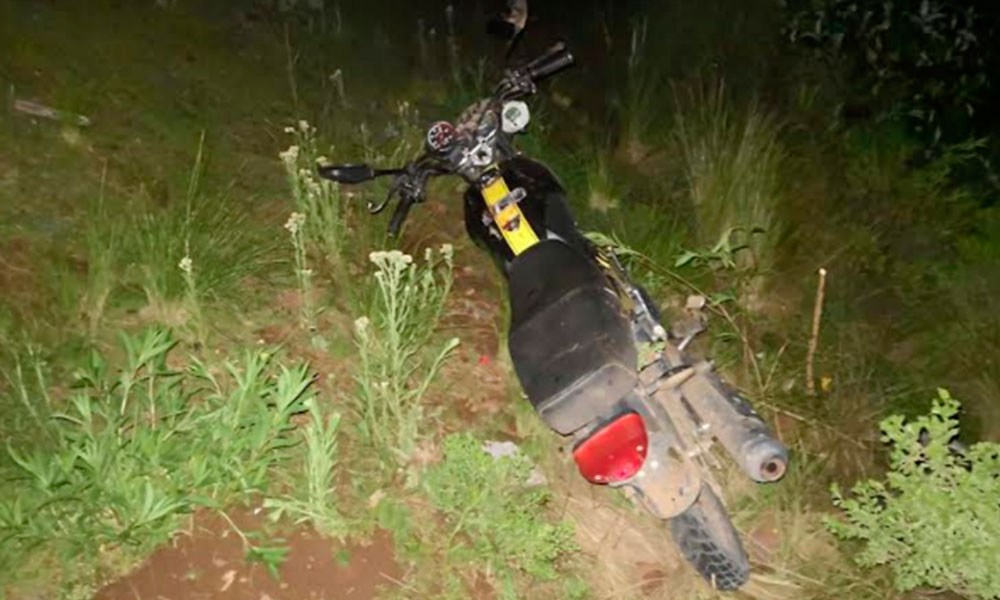 Pierde la vida oficial en moto