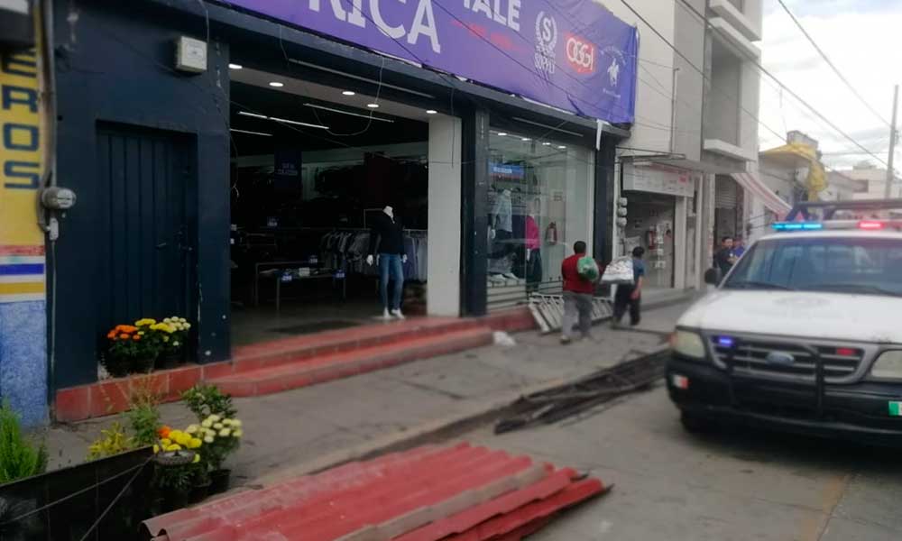Cae espectacular y lesiona a un hombre