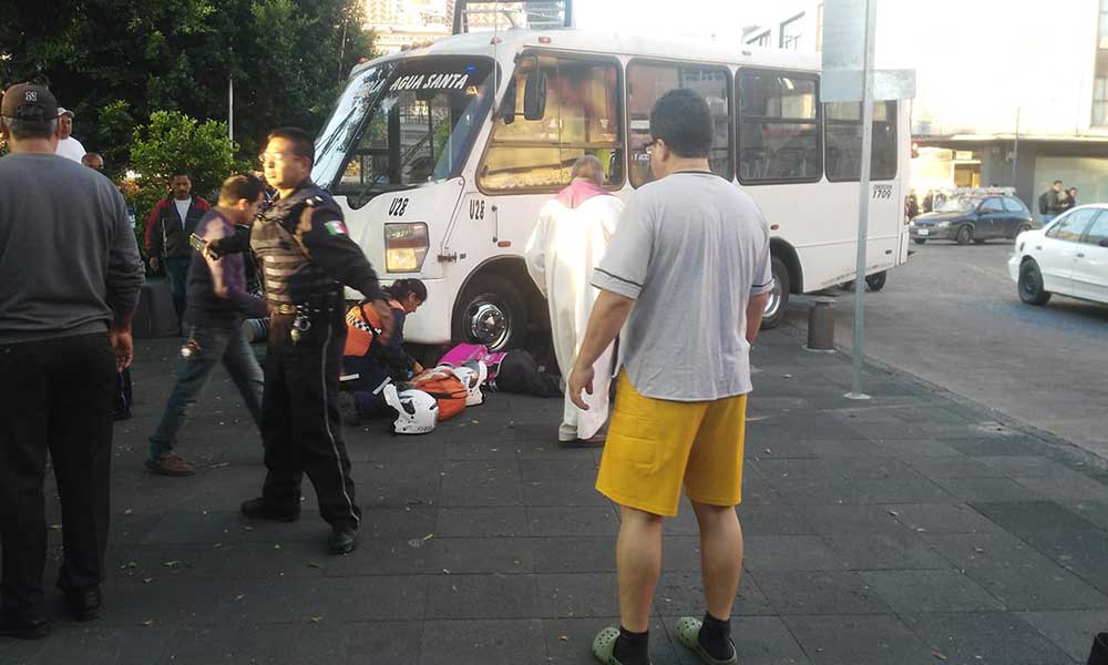 Invade banqueta y arrolla a menor en el Carmen