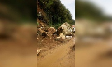 Derrumbe en el camino a Cuacuila aísla la comunidad