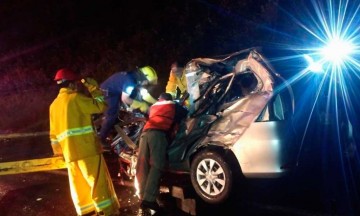 Fallece chofer en choque de autobús y camioneta