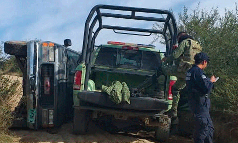 Vuelca camioneta de huachicoleros