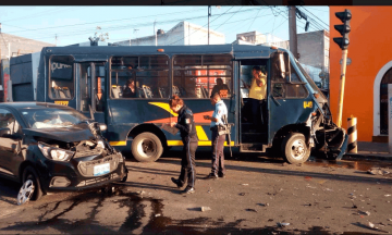 Choca Ruta 3 contra particular; madre e hija salen lesionadas