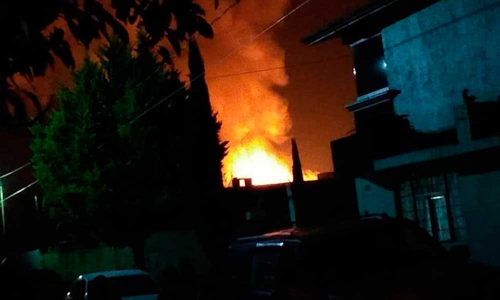 Se incendia presunta bodega de gas robado en Acajete