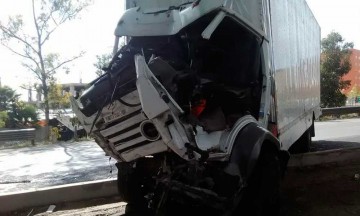 Conductor choca contra pilares de concreto; se reporta grave