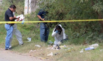 Halla cadáver con la cabeza envuelta en plástico