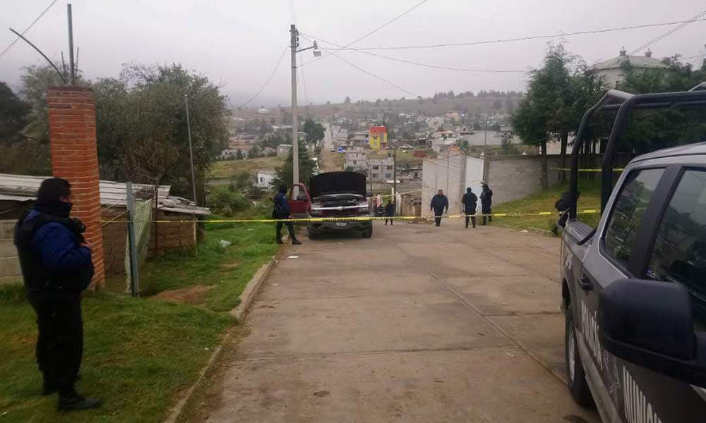 Hallan ejecutado al interior de camioneta abandonada