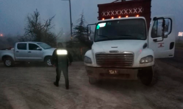 Aseguran camionetas llenas de huachicol en Sierra Negra