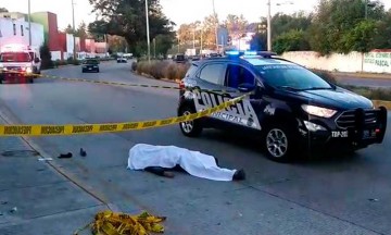 Muere motociclista al chocar contra barda de concreto