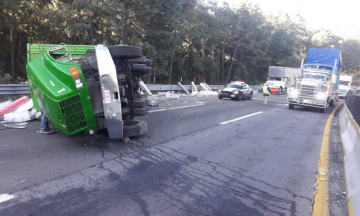 Vuelca tractocamión en México-Puebla