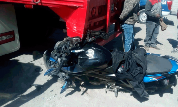 Motociclista debate vida tras salir derrapado