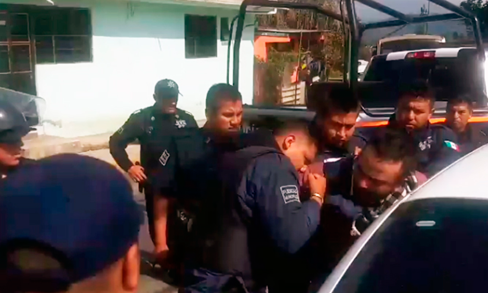 A mordidas, policía somete a infractor en Huauchinango