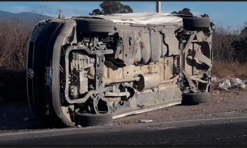 Iba a exceso de velocidad y vuelca en Amozoc