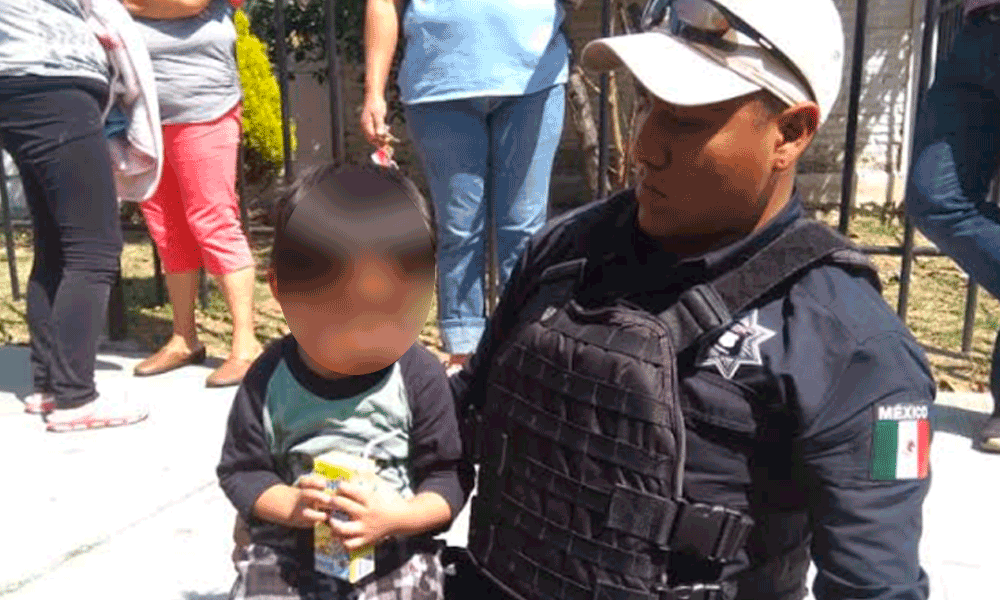 Policías ayudan a un niño a encontrar a su mamá