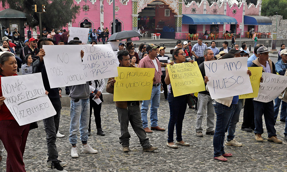 Se manifiestan pobladores de Huejotzingo en Casa Aguayo