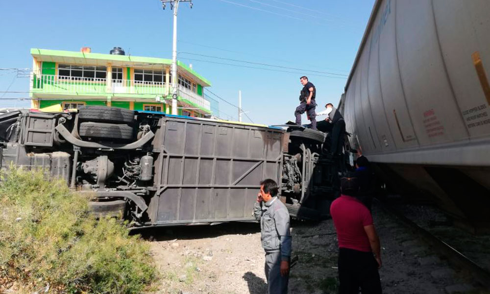 Impacta autobús al intentar ganarle al tren