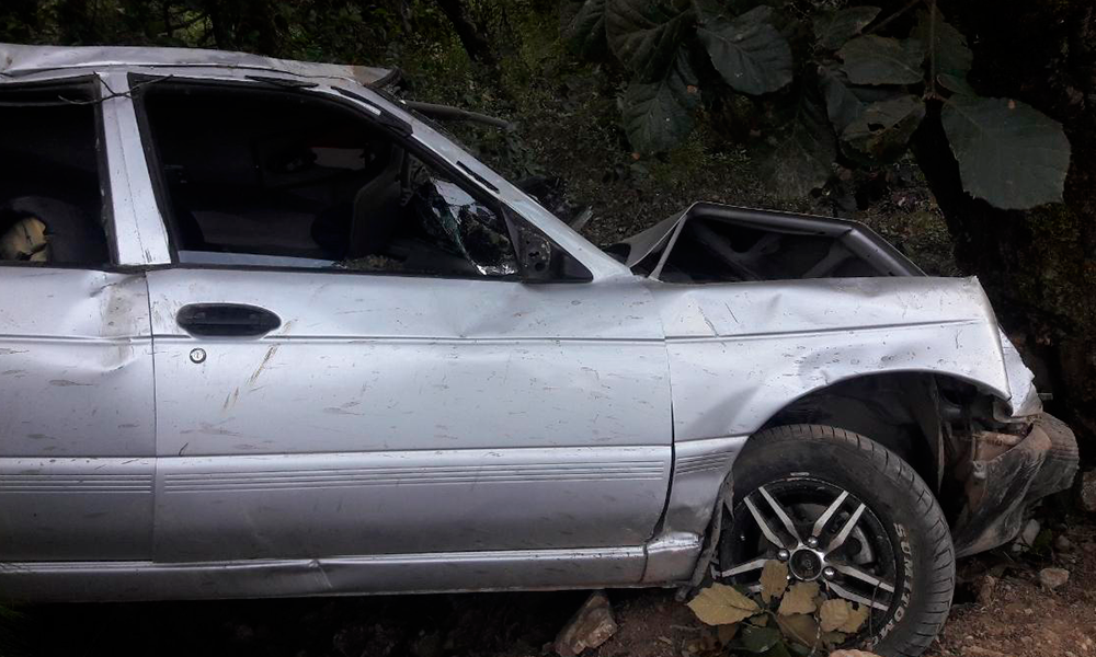 Autoridades de Zacatlán logran rescatar a un taxista de una barranca