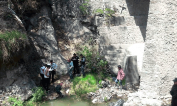 Sobrevive motociclista al caer 15 metros de barranca