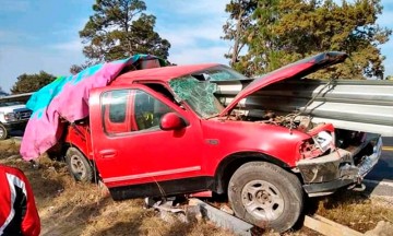 Camioneta se incrusta contra barra de contención en la Acatzingo-El Seco