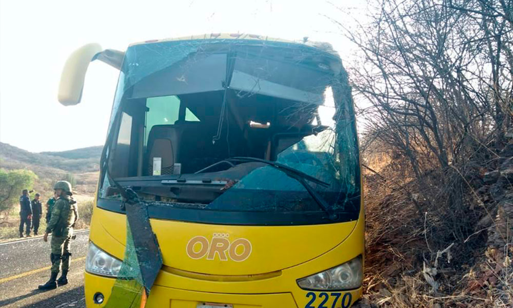 Suma 10 personas muertas por accidente de autobús en Acatlán