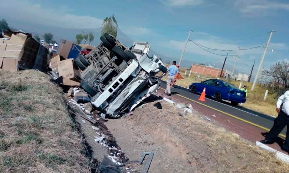 Deja daños materiales volcadura de camión