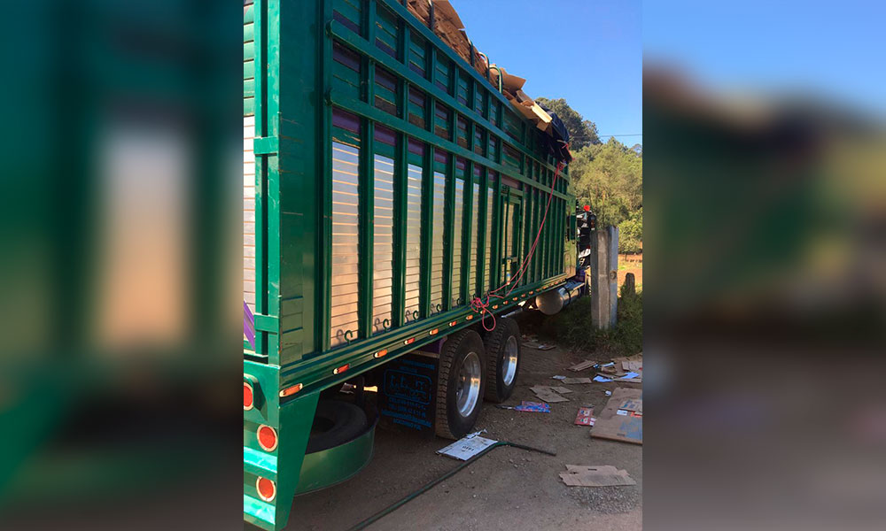 Aseguran camión con 2 mil litros de huachicol en Totolapa