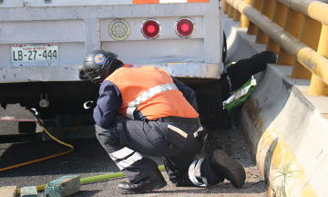 Arrolla cami&oacute;n de carga a ciclista por varios metros