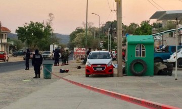 Balacera deja un muerto frente a la Casa de Justicia de Acatlán