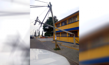 Conductor tira poste de luz en La Magdalena