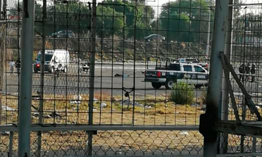 Abandonan cadáver en terrenos del tianguis de Texmelucan