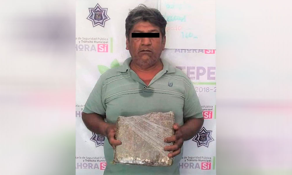 Lo aseguran con un paquete de marihuana en un autobús en Xicotepec