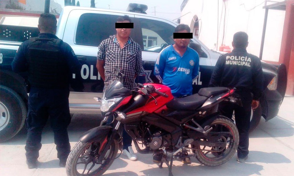 Detienen a dos con arma de fuego y motocicleta robada en Tepeaca