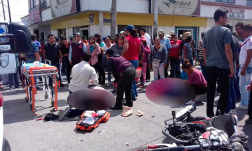 Transporte embiste a dos mujeres en Amozoc