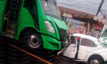 Fallece automovilista prensado por unidad de transporte p&uacute;blico