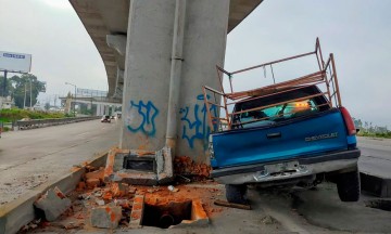 Automovilista choca y abandona su camioneta en autopista M&eacute;xico-Puebla