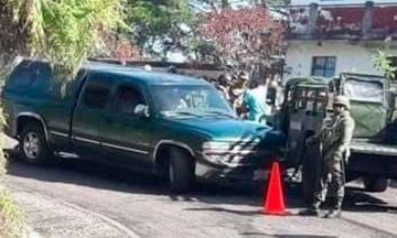 Choca camioneta contra militares en Cuetzalan
