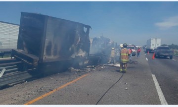 Se incendia trailer en la Puebla-C&oacute;rdoba