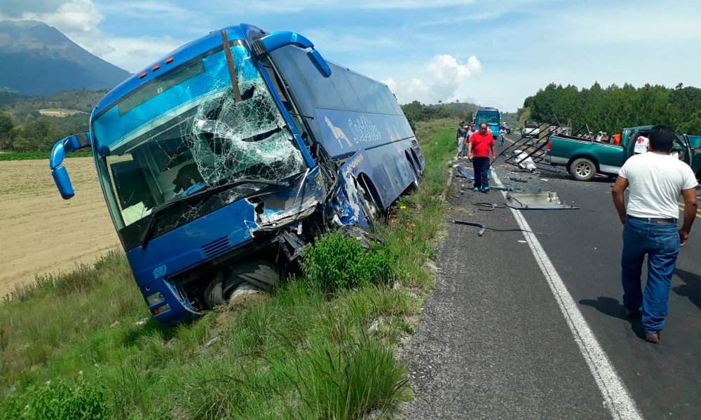 Choque frontal entre camioneta y autobús en carretera El Seco-Esperanza